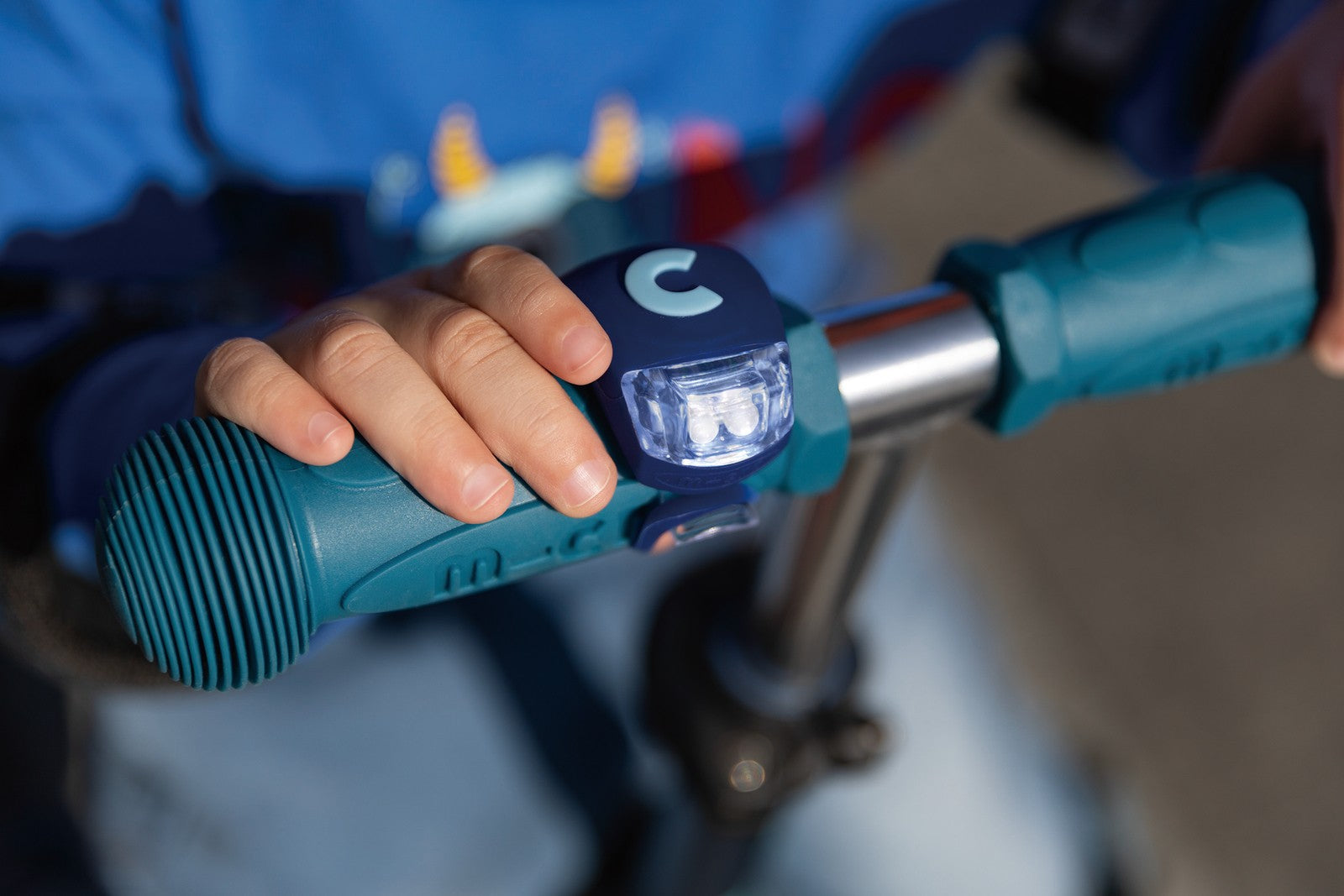 micro-lampe-avant-trottinette-silicone-bleue image 2