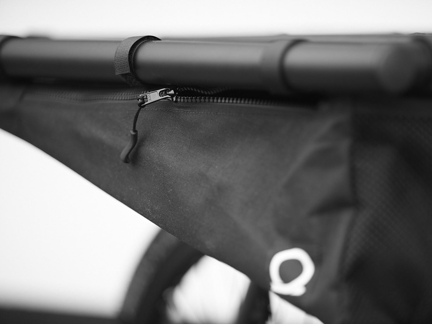 omnium-the-mini-max-wedgie-bag-sac-de-rack-lat-ral image 4