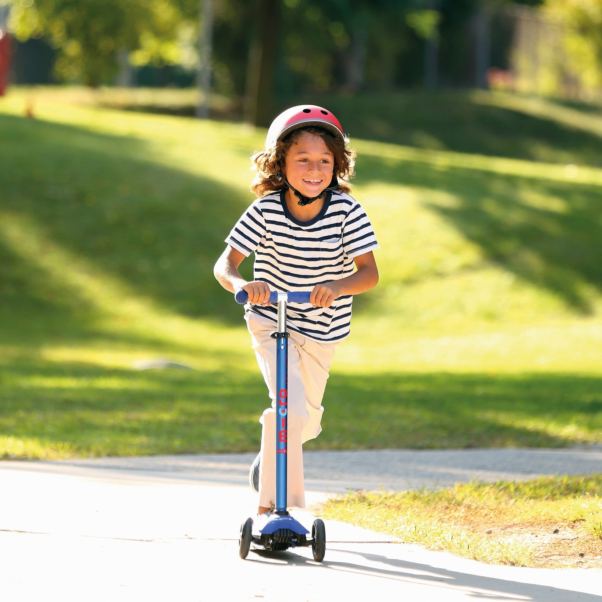 micro-maxi-micro-deluxe-trottinette-3-roues-bleu-5-12-ans image 7
