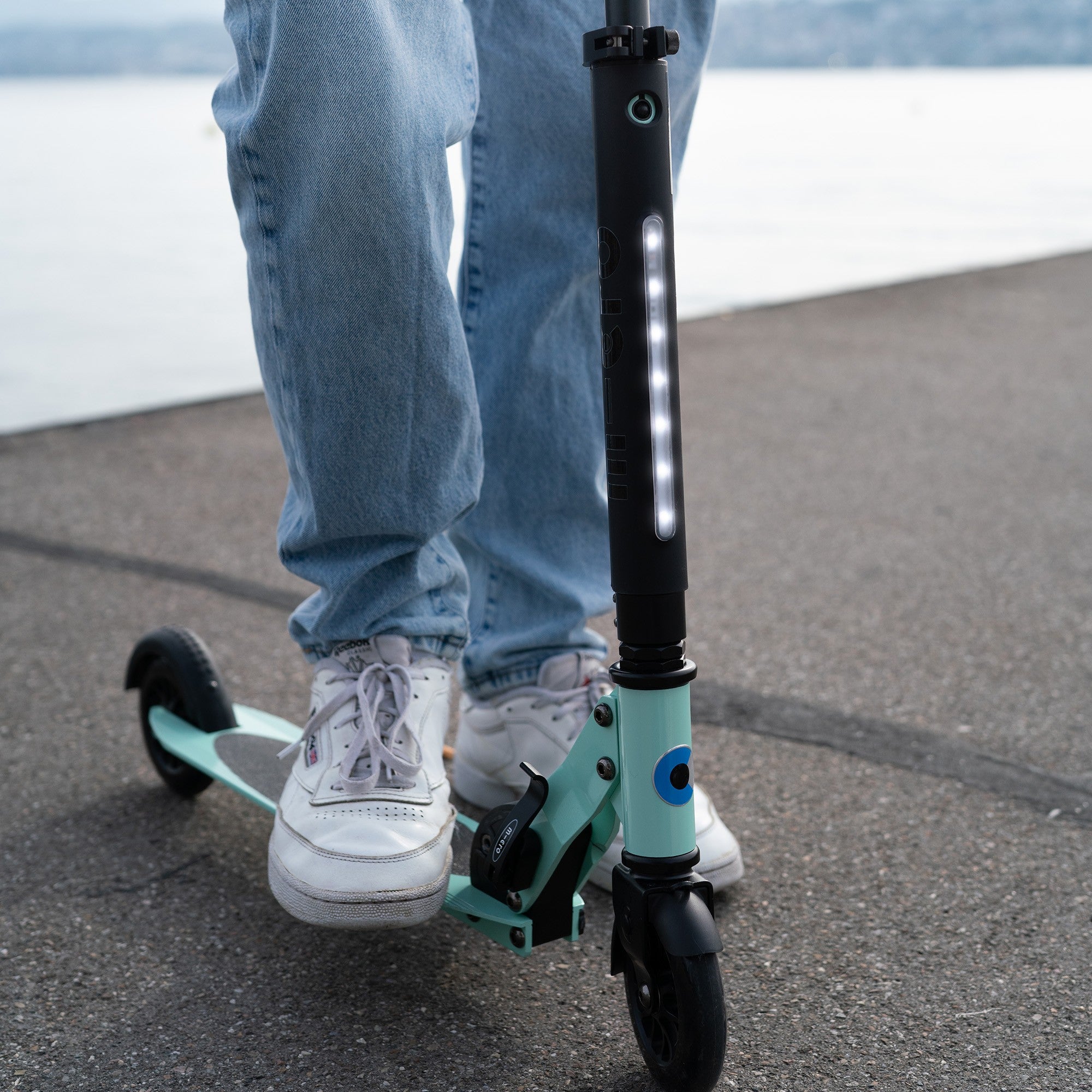 micro-sprite-deluxe-trottinette-2-roues-menthe-pliable-avec-lumi-re image 5