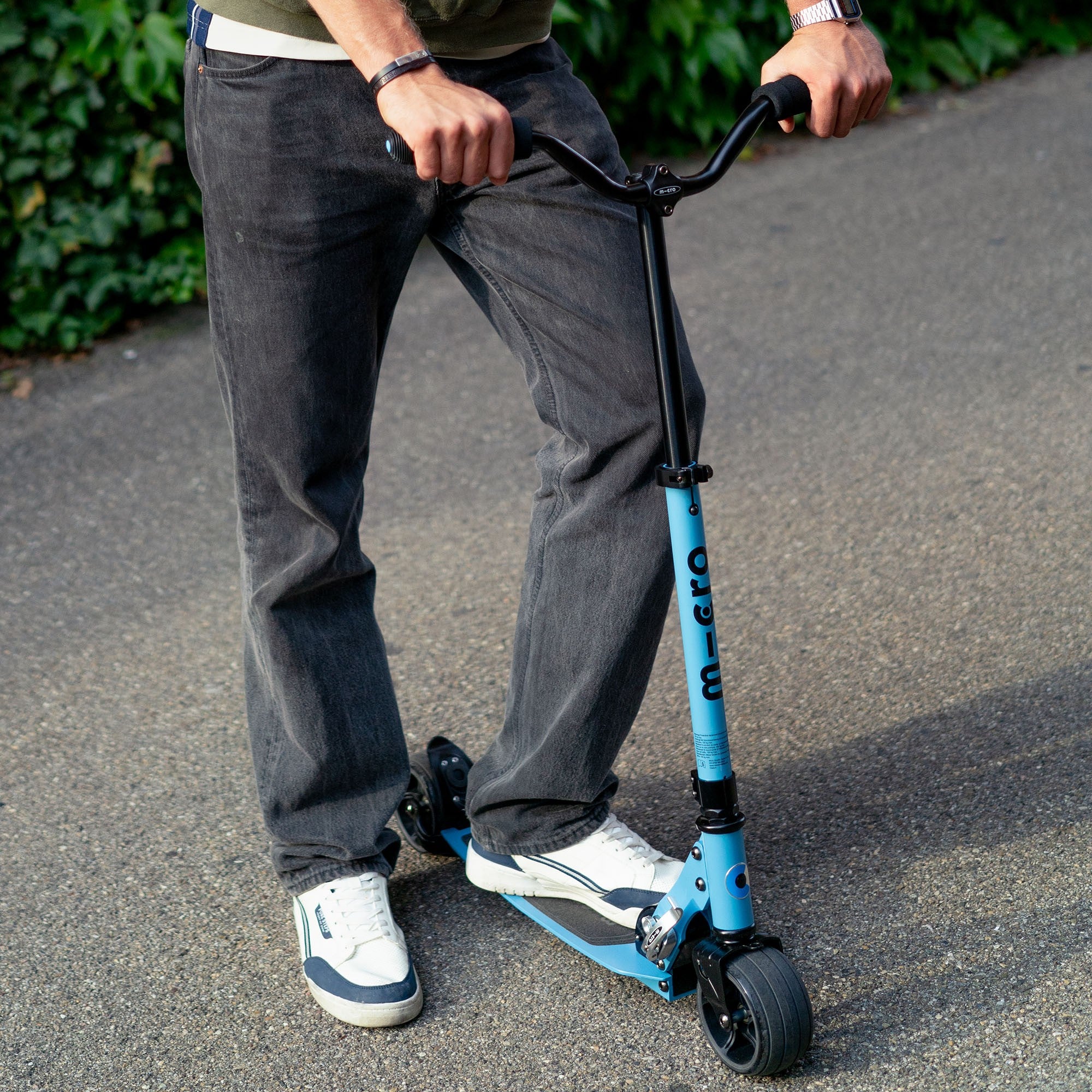 micro-rocket-deluxe-trottinette-2-roues-ados-adultes-bleu image 6