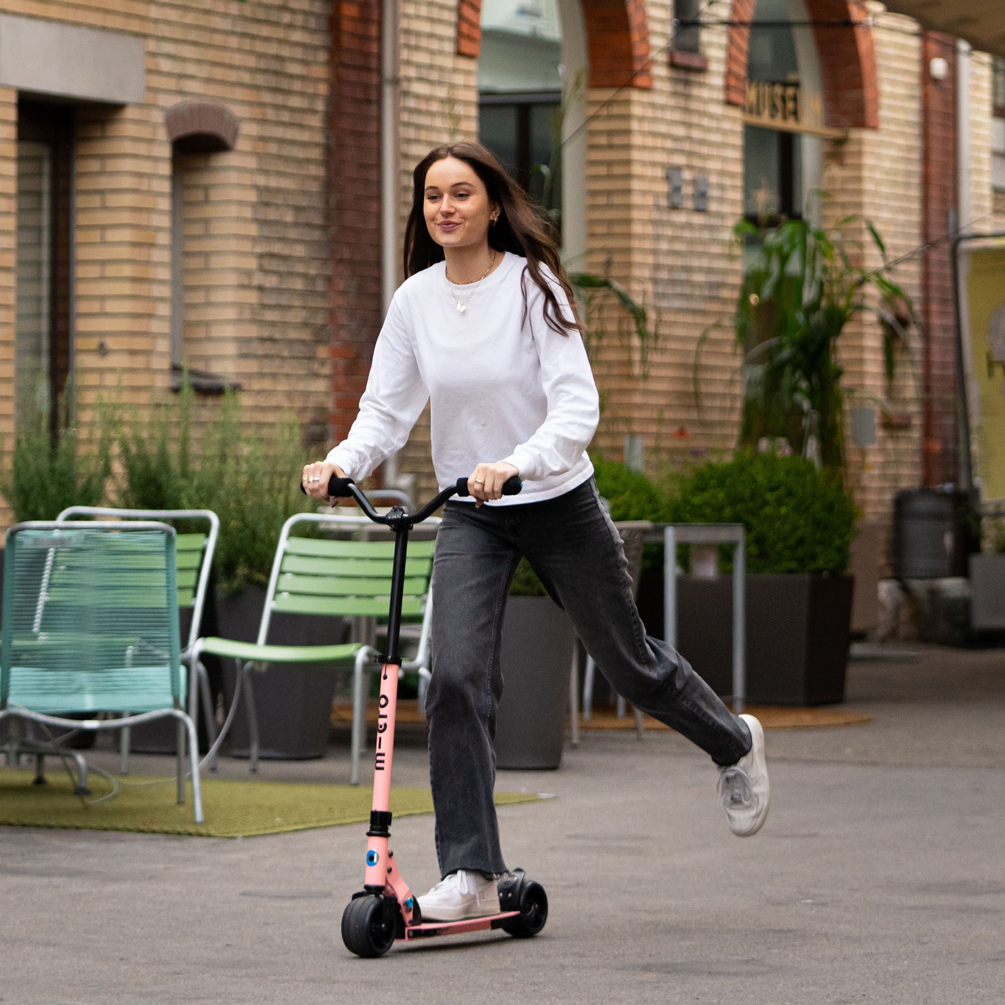 micro-rocket-deluxe-trottinette-2-roues-rose-n-on image 6