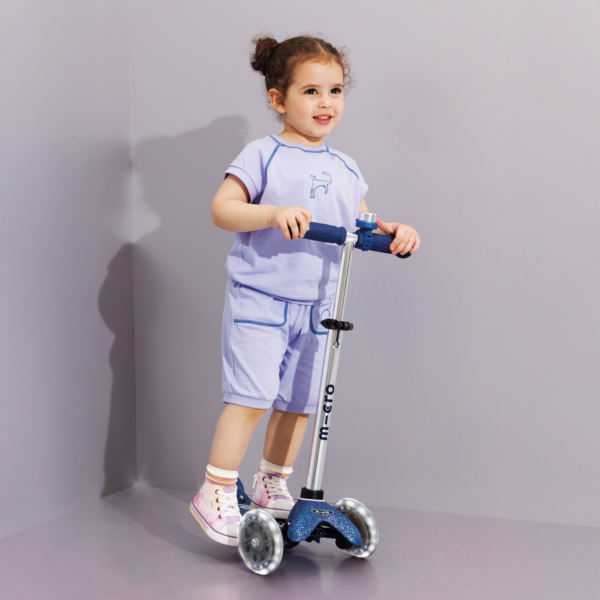 micro-mini-micro-deluxe-led-trottinette-3-roues-bleu-glitter image 3