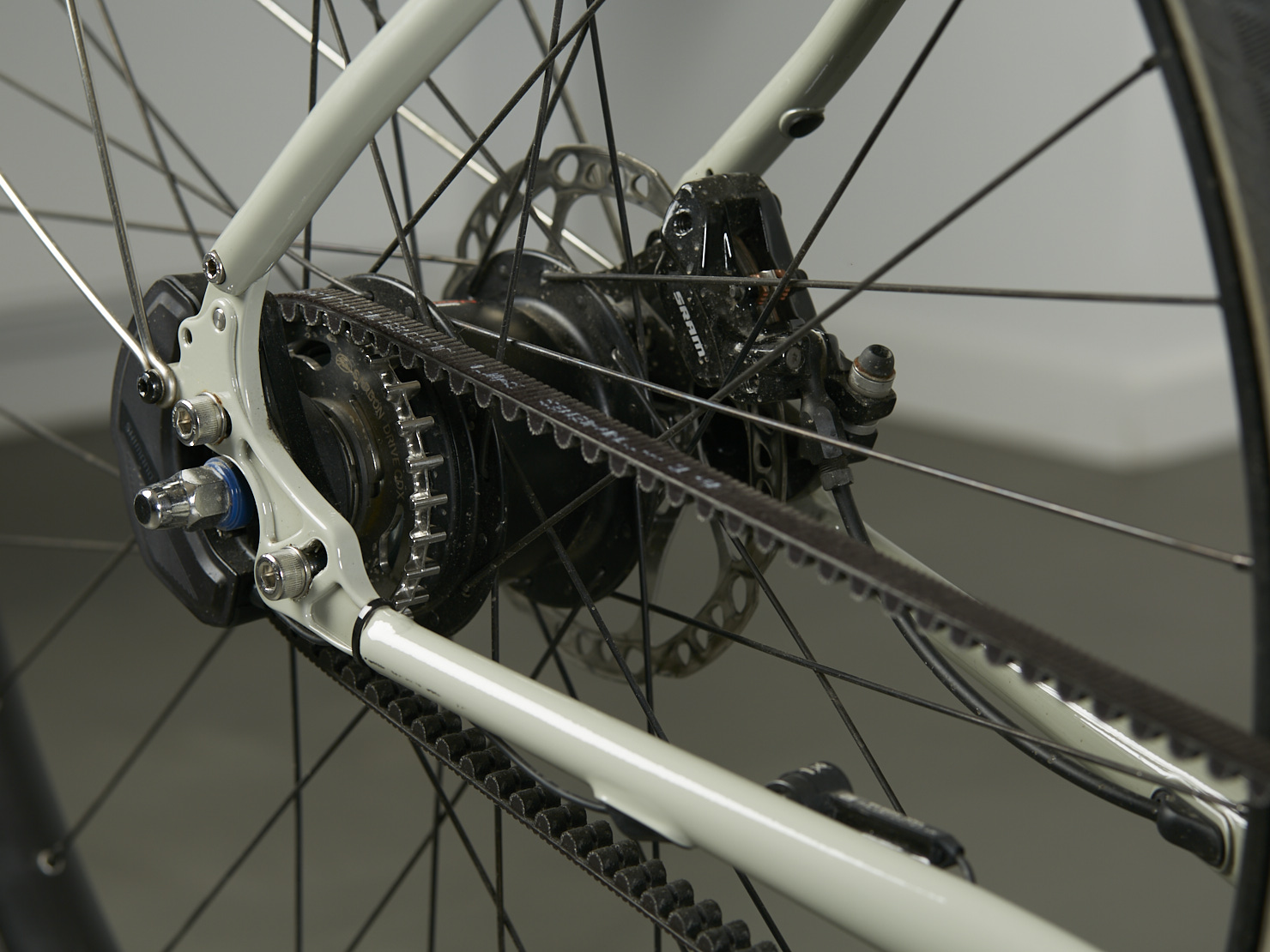 omnium-e-cargo-d-mo-glorius-grey-s-ep8-nexus-5 image 2