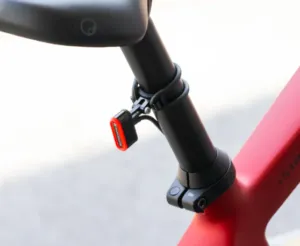 omnium-supernova-e-bike-feu-arri-re-clairage-12v-vertical image 1