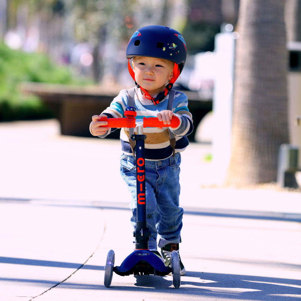 mini-micro-deluxe-led-pliable-bleu-trottinette-enfant image 2